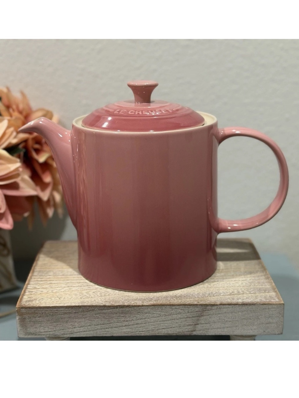 Ultra Rare Rose Quartz Le Creuset
Grand Teapot Pink Glossy 1.3L Tea Pot w/ Lid